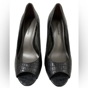Bandolino Size 9 Black Croc-Embossed Heels
